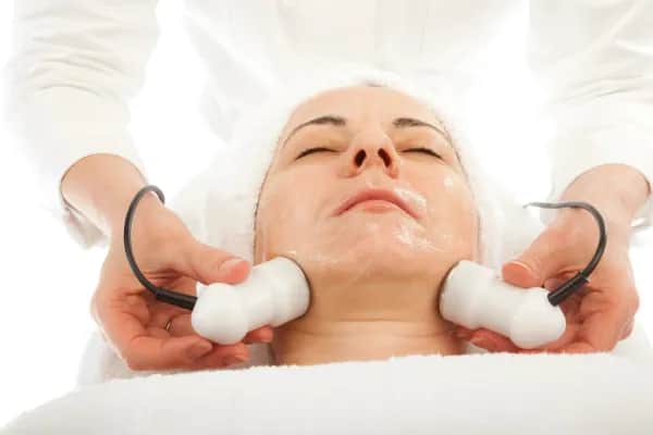 Ultradermabrasion für ein verfeinertes Hautbild